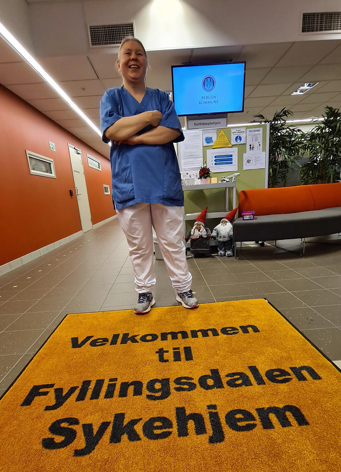 Beathe i resepsjonen på Fyllingsdalen sykehjem. Foto: Jarle Eknes