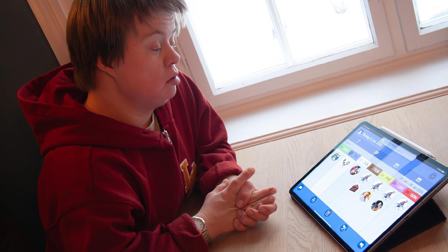 Thea viser HandiKalenderen